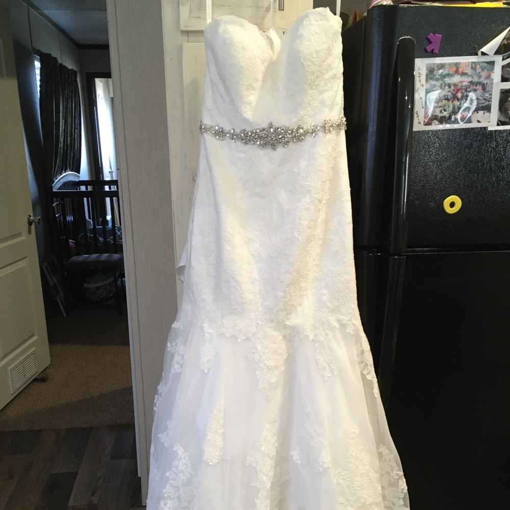 Strapless sweetheart trumpet wedding dress